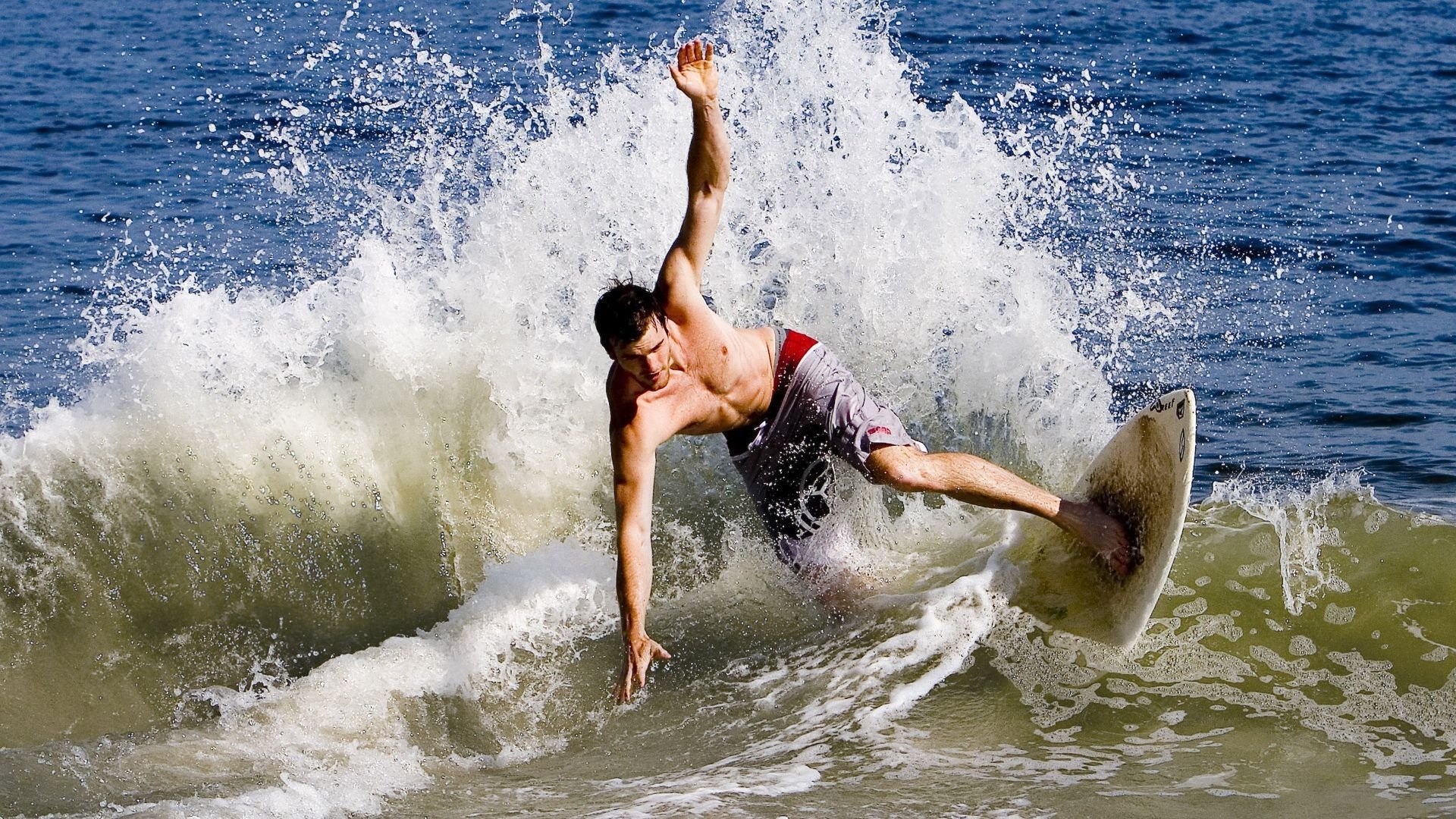 决赛红牌事件引发广泛争议，红牌对比赛的影响